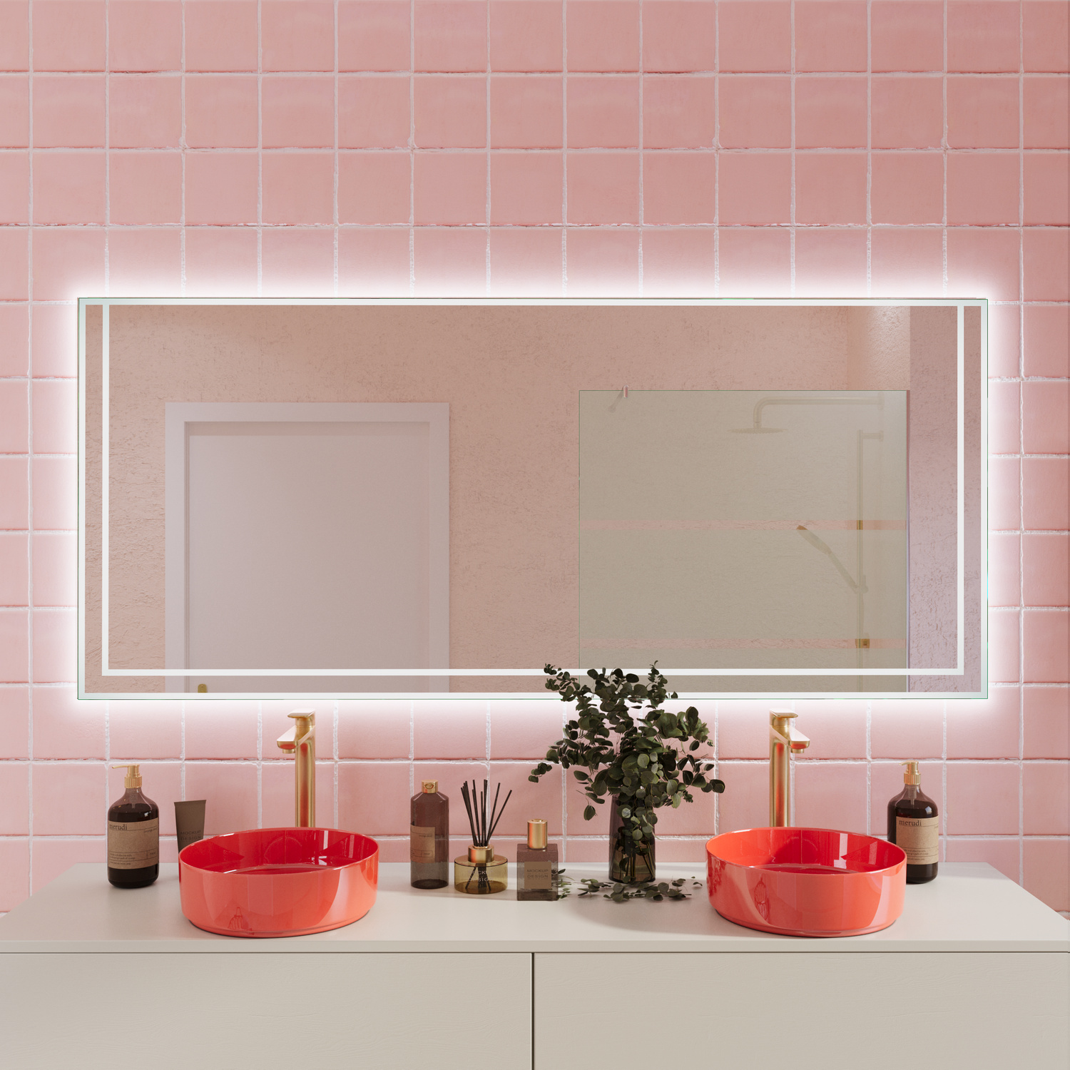 SAVONA rechteckiger LED-Badspiegel mit breitem weißem Rahmen, 1500x1500 mm, eingeschaltete warmweiße LED-Beleuchtung im Rahmen leuchtend, über weißem Doppelwaschtisch mit korallroten Waschbecken, kupferfarbene Armaturen, rosa Fliesen, farbenfrohes moderne