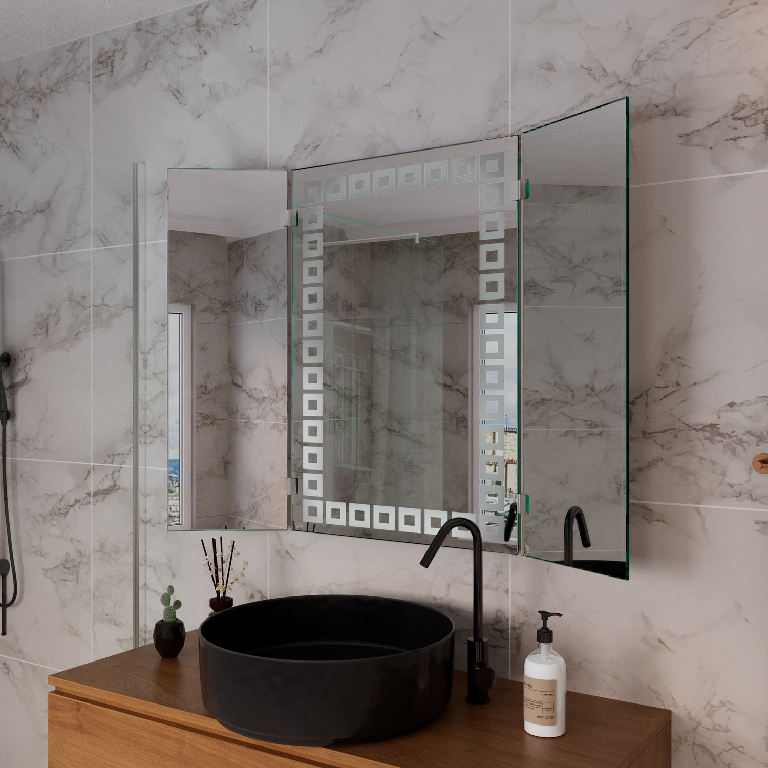 Viterboas Badspiegel mit seitlichen Flügeln und ausgeschalteter LED-Beleuchtung, 1500x1500 mm, Seitenansicht, über schwarzem rundem Aufsatzwaschbecken auf Holzwaschtisch, modernes Bad mit Marmoroptik-Fliesen und schwarzen Akzenten