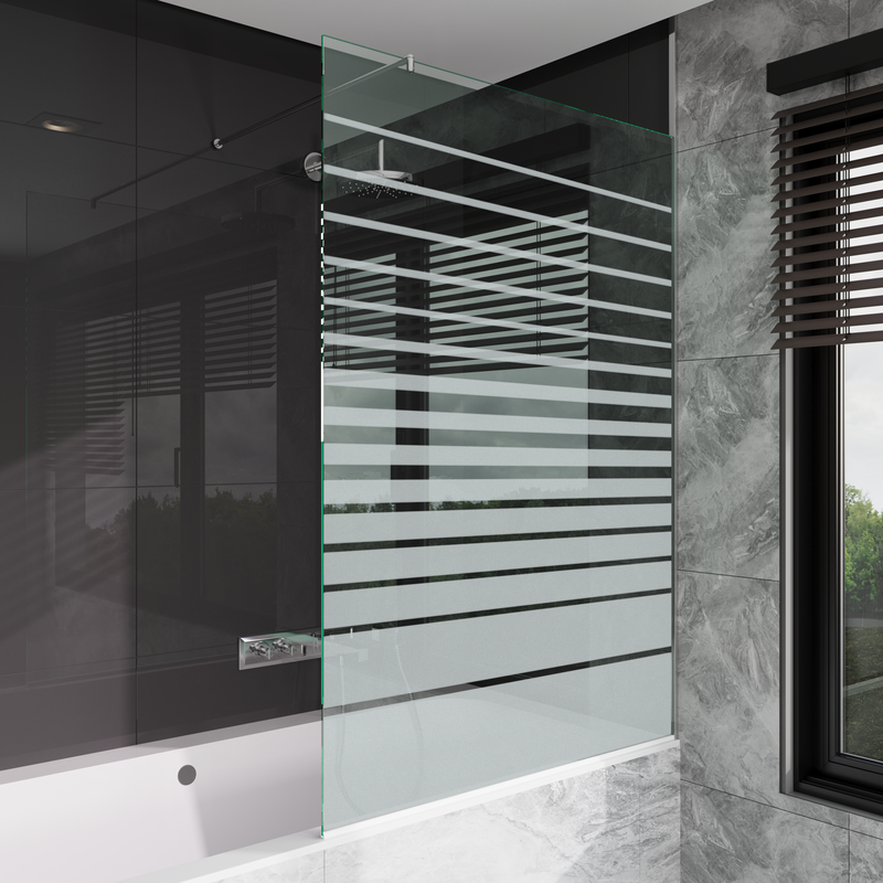 Badewannen-Duschabtrennung aus Glas mit Streifendekor, satinierte horizontale Streifen auf klarem Glas, rahmenlose Glaswand neben weißer Badewanne, modernes Bad mit grauen Marmorfliesen, schwarzen Wänden und Fenster, elegante Sichtschutzlösung