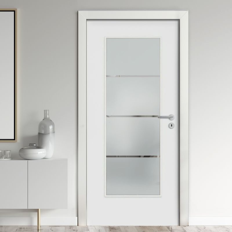 Zimmertür mit Lichtausschnitten aus satiniertem Glas, weiße Innentür mit drei horizontalen Glasstreifen, Edelstahlgriff und silbernen Zierprofilen, moderne Tür in minimalistischem Wohnraum mit weißer Kommode und Deko, elegante lichtdurchlässige Lösung