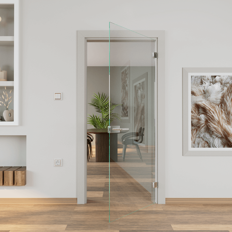 Glas-Drehtür rahmenlos aus klarem Glas, transparente einflügelige Glastür mit Edelstahl-Beschlägen, geöffnete Tür zwischen Wohnräumen, helle moderne Wohnung mit Holzboden, weiße Wände und Dekoration, elegante lichtdurchlässige Raumtrennung