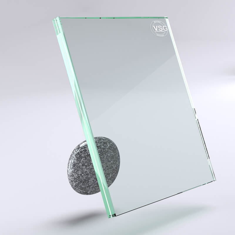 VSG Klar Verbundsicherheitsglas Titelbild, transparente klare Glasscheibe mit grüner Kante schräg präsentiert, VSG-Logo rechts oben, professionelle Produktdarstellung auf hellem Hintergrund, hochwertiges Sicherheitsglas für Bau und Innenarchitektur